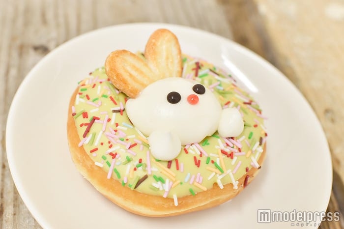 ドーナツからひょっこり顔を出してる姿が可愛い!(C)モデルプレス
