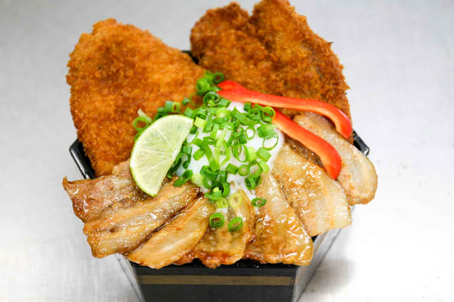 秩父わらじ豚味噌丼／画像提供：株式会社東京ドーム