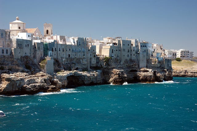 宇多田ヒカルが挙式したイタリア・ポリニャーノ・ア・マーレの町ってどんなところ?