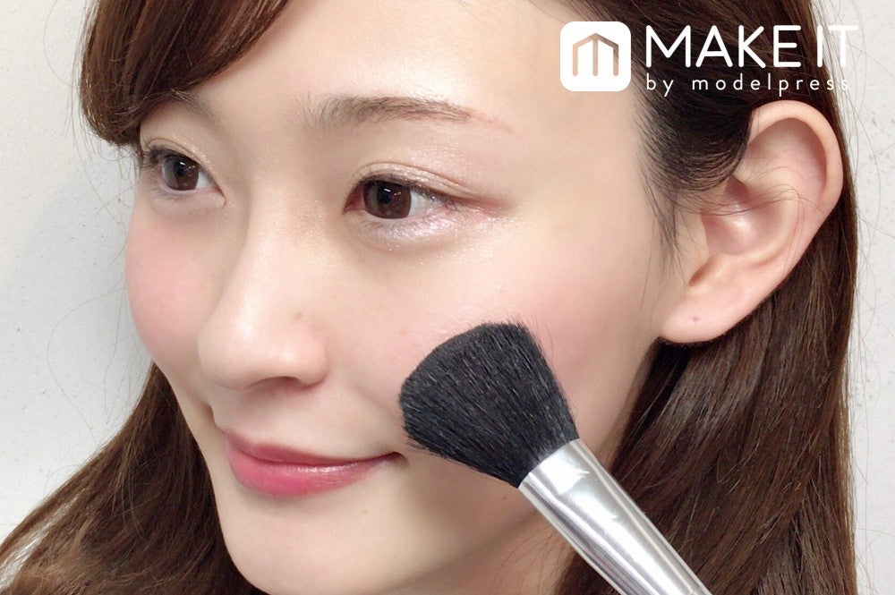 パウダーチークの使い方 (C)メイクイット