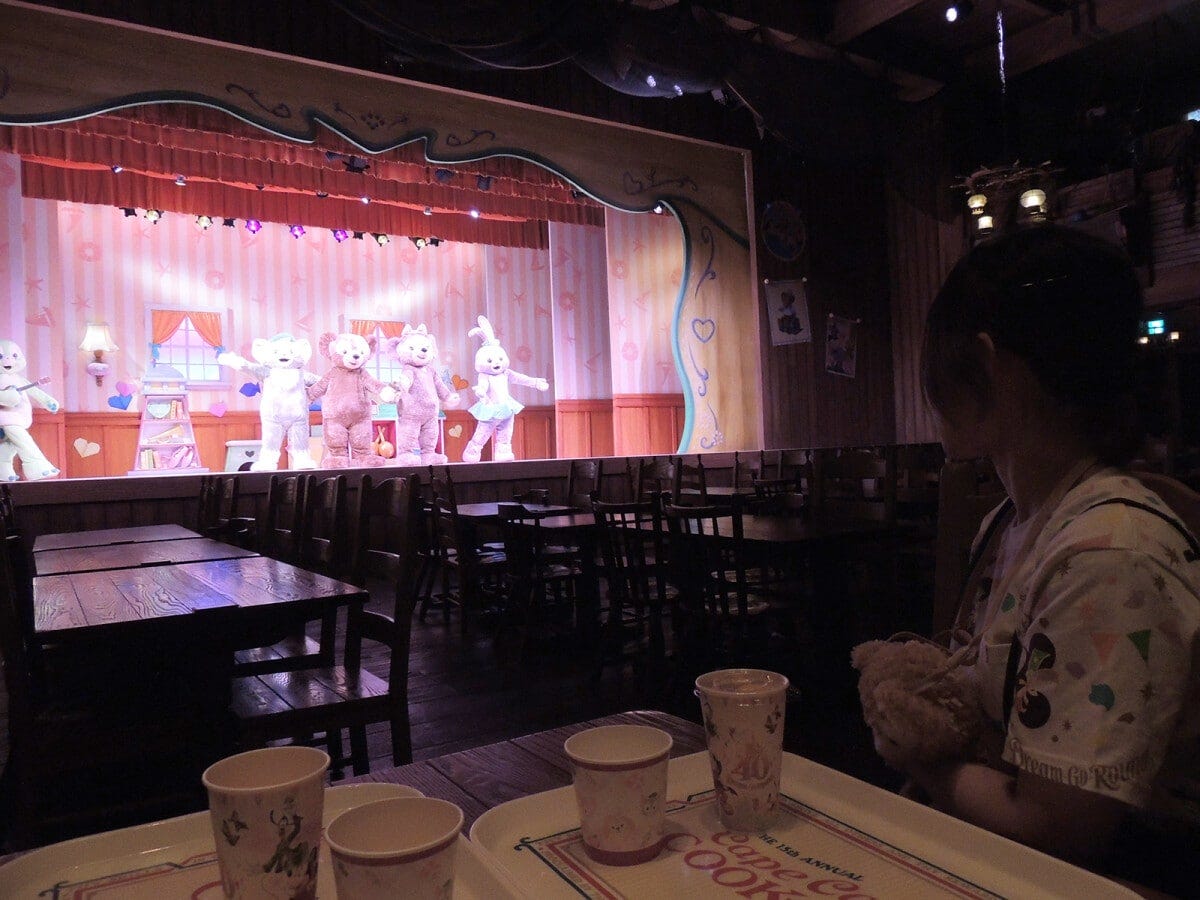 ダッフィー、シェリーメイ、ジェラトーニ、ステラ・ルーがパーティーの準備をする楽しげなオープニング