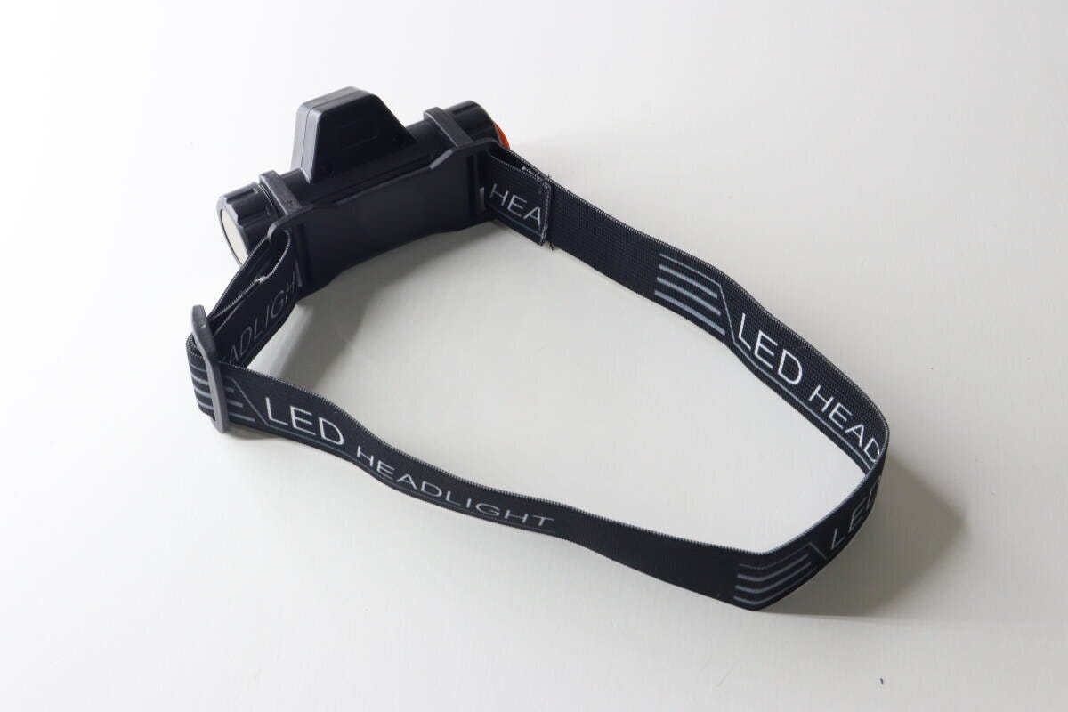 ロゴ入りの黒いヘッドバンドが取り付けられた状態のヘッドライト ロゴ入りの黒いヘッドバンドが取り付けられた状態のヘッドライト