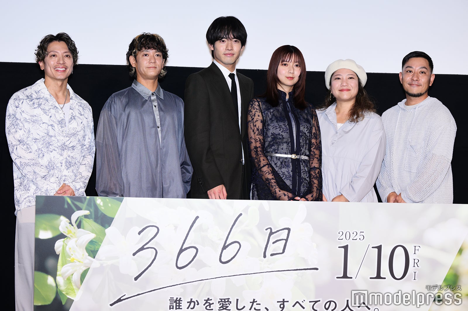 （左から）許田信介、新里英之、赤楚衛二、上白石萌歌、仲宗根泉、名嘉俊（C）モデルプレス