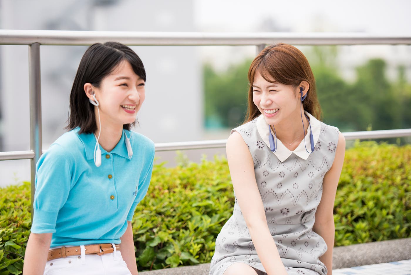 イヤホンを外さなくても会話ができる(提供写真)