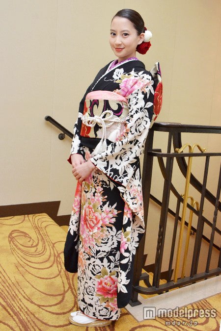 黒地のシックな色味に豪華絢爛の華々が彩られた晴れ着姿を披露