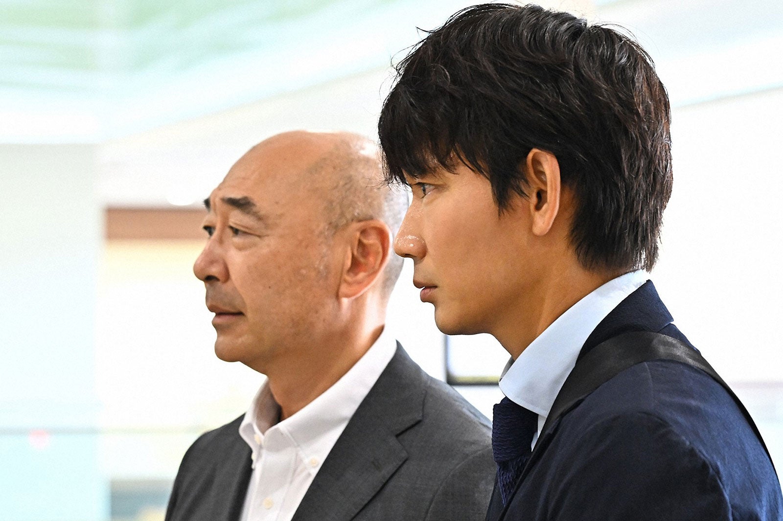 高橋克実、綾野剛／「オールドルーキー」第6話より（C）TBS