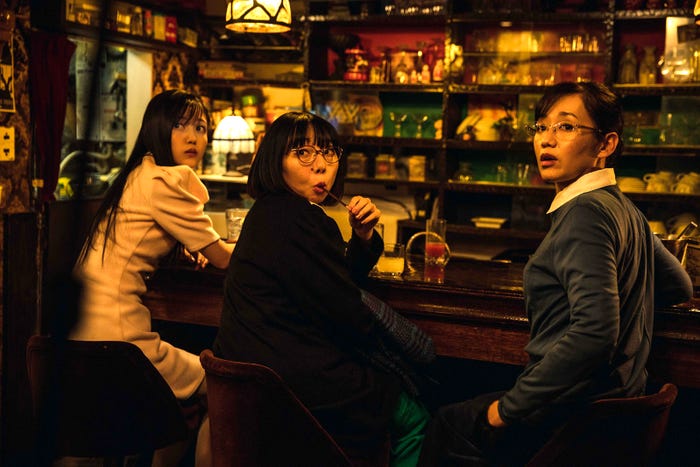 久保史緒里、島田桃依、中原果南「探偵マリコの生涯で一番悲惨な日」より(C)2023「探偵マリコの生涯で一番悲惨な日」製作委員会