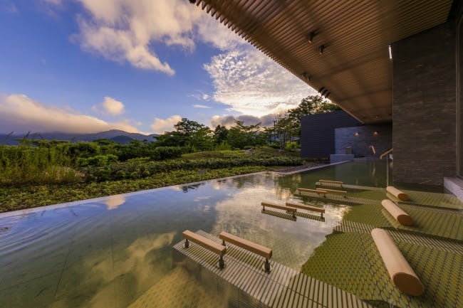 四季の露天風呂 棚湯（庭園ビュー）／画像提供：オリックス
