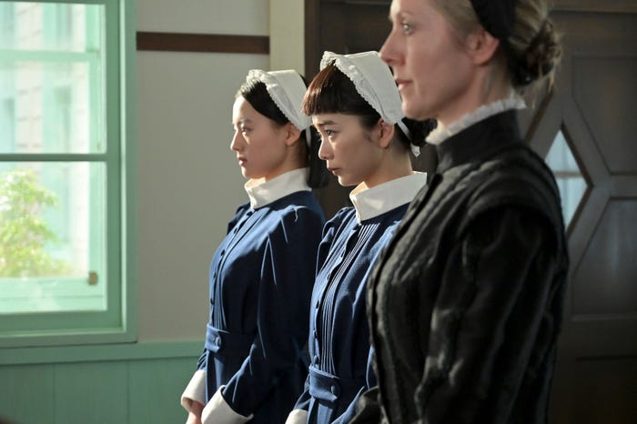 上坂樹里、見上愛、エマ・ハワード「風、薫る」第35話(C)NHK
