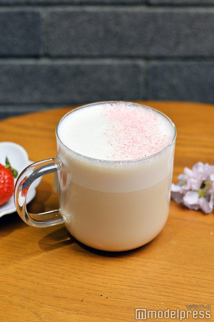 いちご 桜 ソイ ラテ(C)モデルプレス