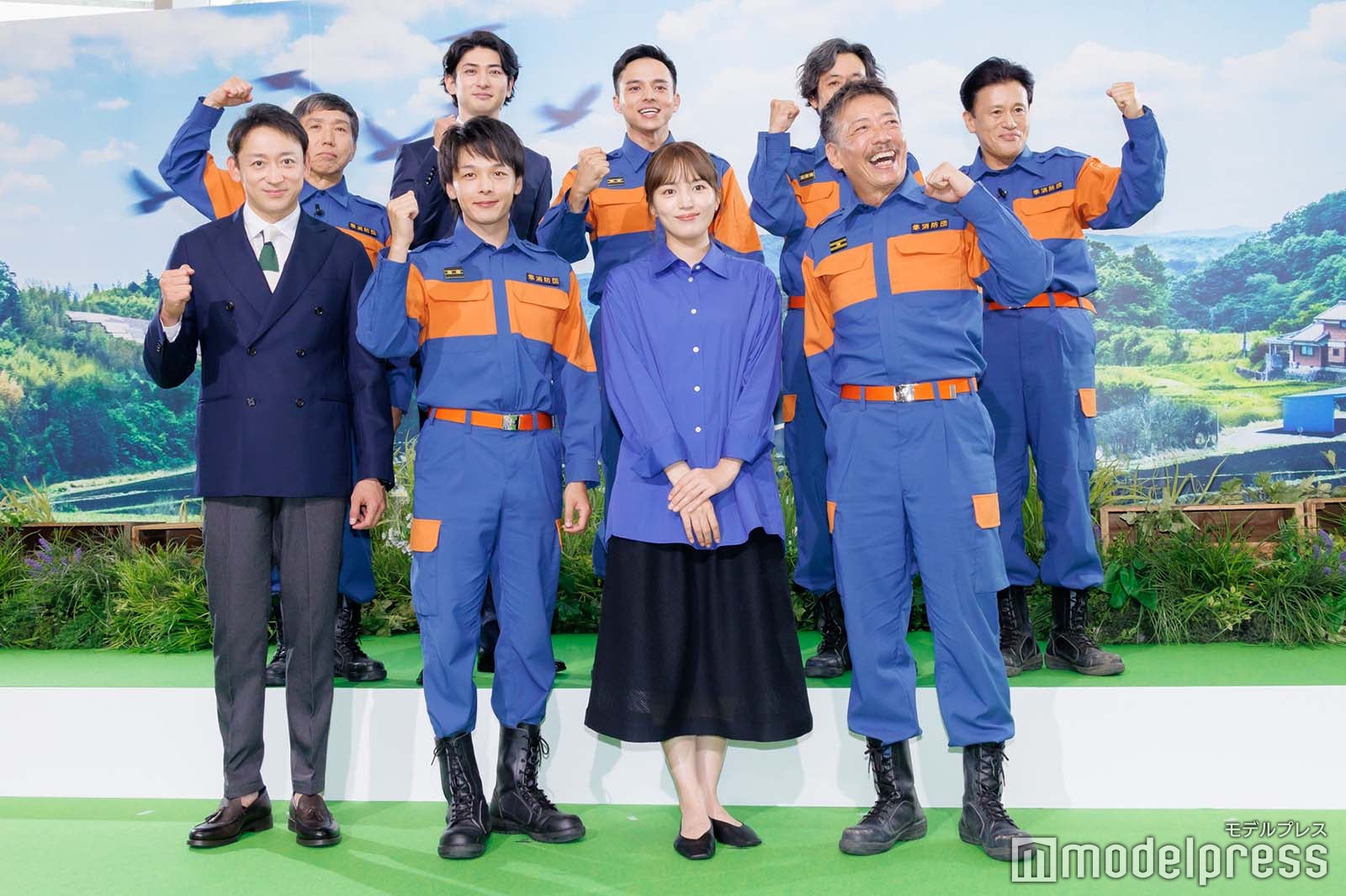 （後列左から）梶原善、古川雄大、満島真之介、岡部たかし、橋本じゅん（前列左から）山本耕史、中村倫也、川口春奈、生瀬勝久（C）モデルプレス