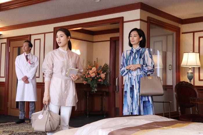 土屋太鳳、木村多江/「やんごとなき一族」第7話より(C)フジテレビ