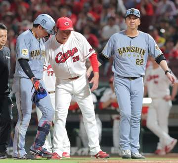 阪神が逆転勝ちで首位堅守 4番・佐藤輝が前日因縁のハーン撃ち→続く大山に死球で一触即発 村上熱投に坂本燃えた
