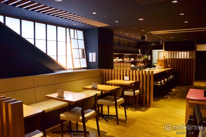 カウンターもある店内