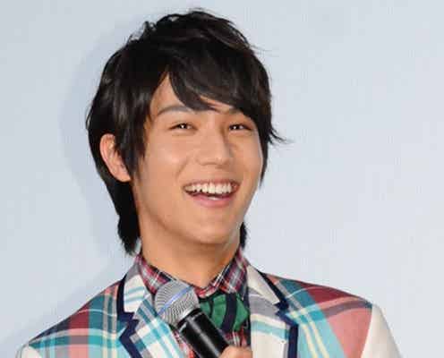 中川大志“天使”登場に笑顔 手つなぎ&バックハグには黄色い悲鳴
