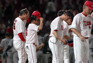 広島・新井監督「特別な日の試合だったので負けて悔しいです」ピースナイターで11失点逆転負け