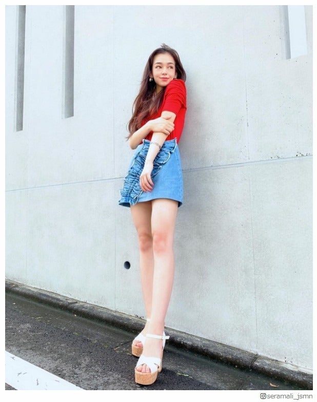 「オオカミくん」世良マリカ、美脚披露「脚長すぎ」とファン絶賛