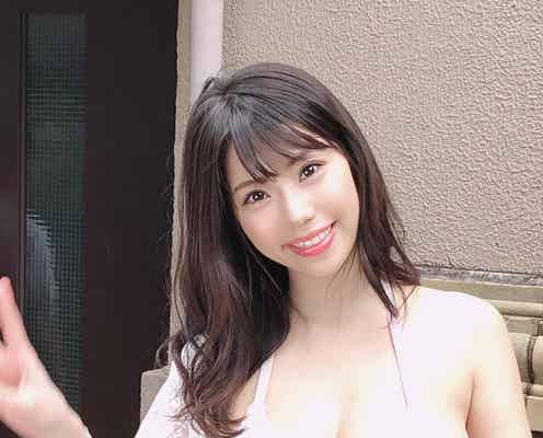 鈴木ふみ奈、豊満バストが溢れそう “神々しいほどエロい”オフショット公開