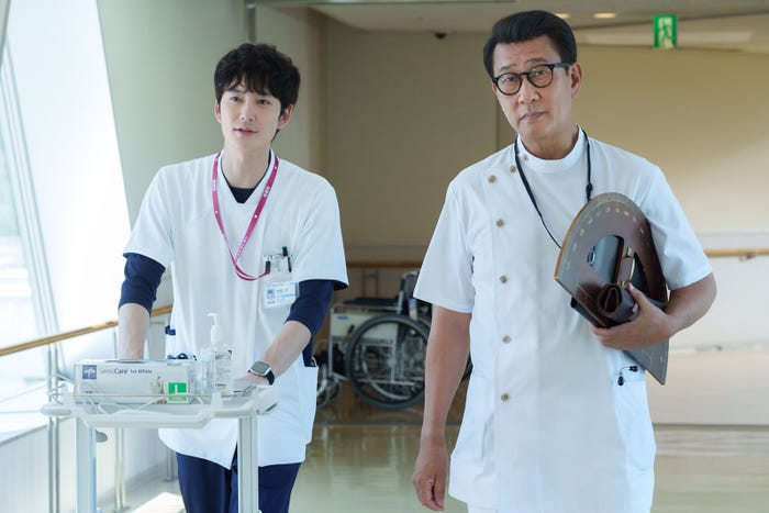 岡田将生、中井貴一 「ザ・トラベルナース」第2話より(C)テレビ朝日