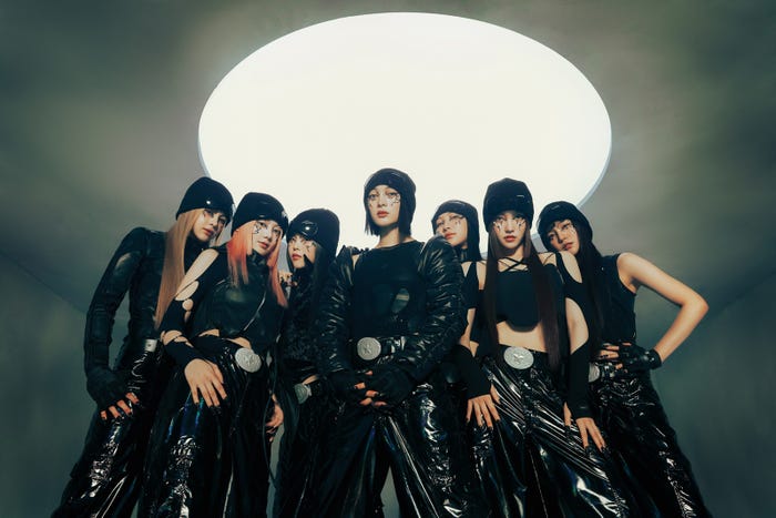 <XG(エックスジー)プロフィール>JURIN(ジュリン)、CHISA(チサ)、HINATA(ヒナタ)、HARVEY(ハーヴィー)、JURIA(ジュリア)、MAYA(マヤ)、COCONA(ココナ)からなる7人組HIPHOP/R&Bガールズグループ。「XGALX」から2022年3月に1st Single「Tippy Toes」でデビューした初のアーティスト。日韓ミックスのアメリカ人JAKOPS(サイモン)が総括プロデューサーを務めている。グループ名である「XG」は「Xtraordinary Girls」を表し、「常識にとらわれない規格外なスタイルの音楽やパフォーマンスを通じて、世界中のさまざまな境遇の人たちをエンパワーしていく」という意味が込められている。