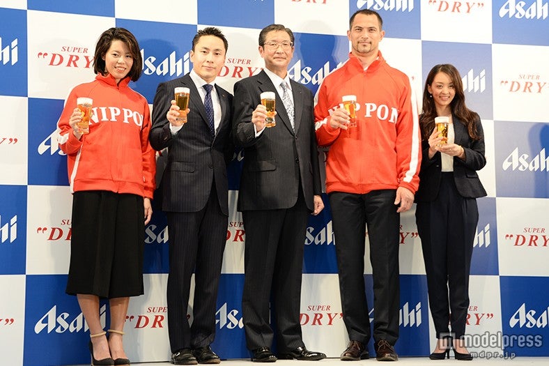 （左から）星奈津美選手、太田雄貴選手、小路明善氏（アサヒビール社長）、室伏広治選手、田中理恵