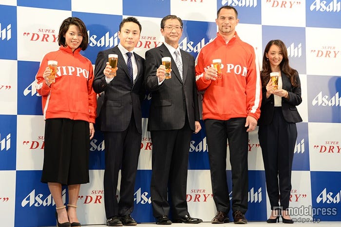 (左から)星奈津美選手、太田雄貴選手、小路明善氏(アサヒビール社長)、室伏広治選手、田中理恵