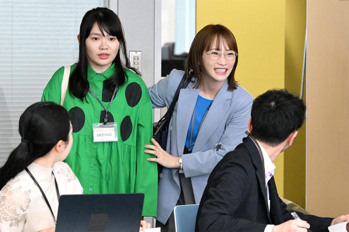 富田望生、川栄李奈「ダメマネ! ―ダメなタレント、マネジメントします―」(C)日本テレビ