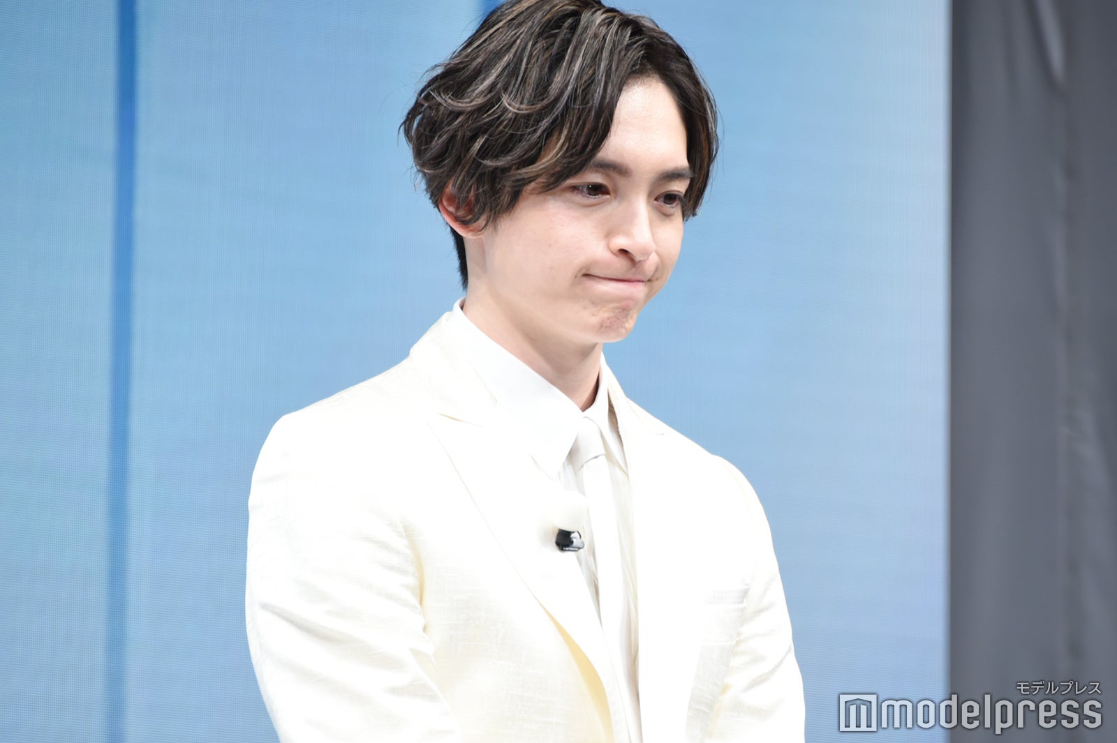 動画の中の自身に照れる玉森裕太 （C）モデルプレス