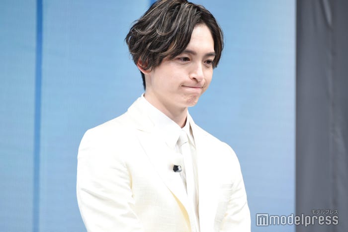 動画の中の自身に照れる玉森裕太 (C)モデルプレス