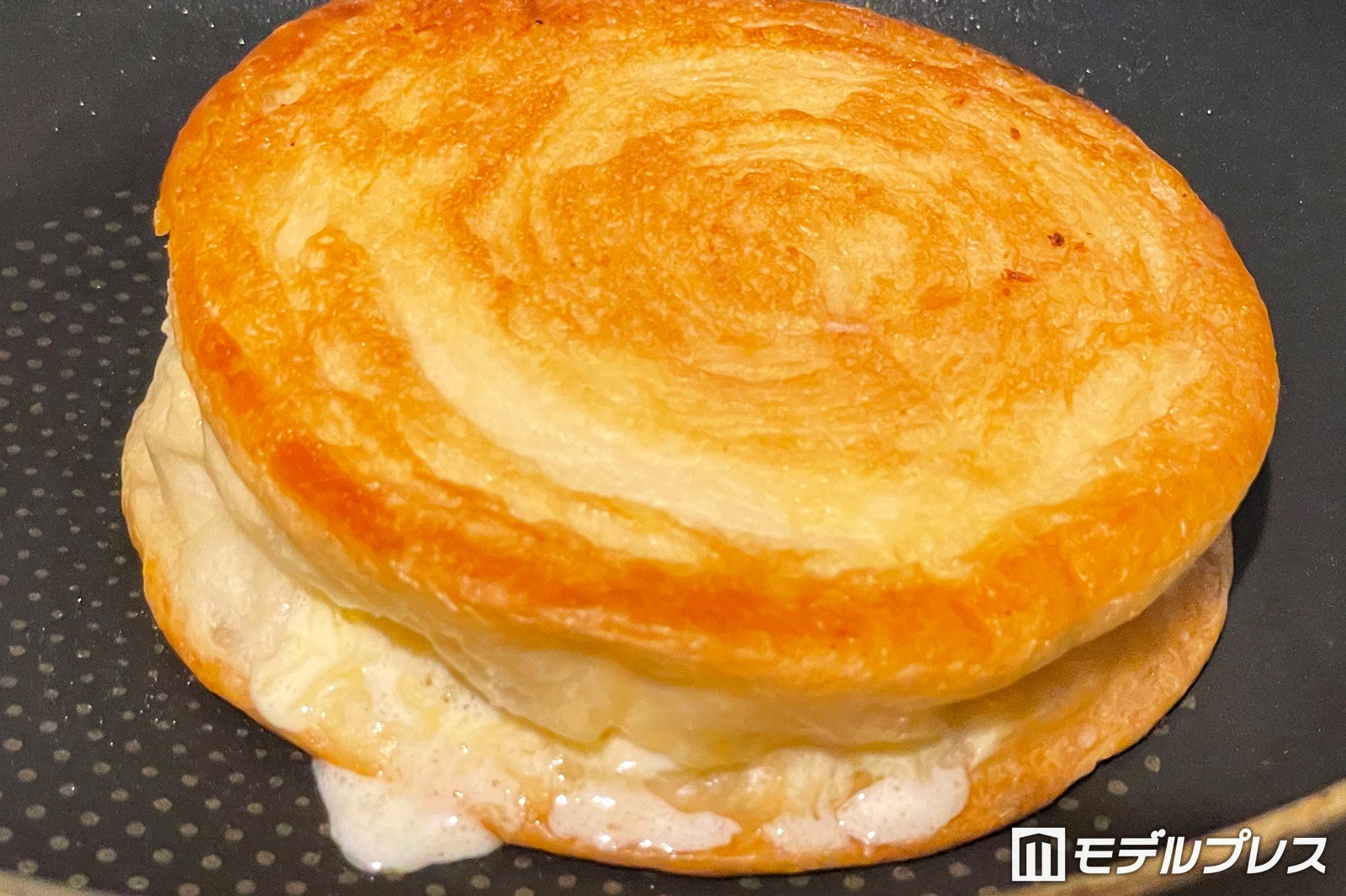 も～っちり食感クロワッサンロール（ダブルカスタード）（C）モデルプレス