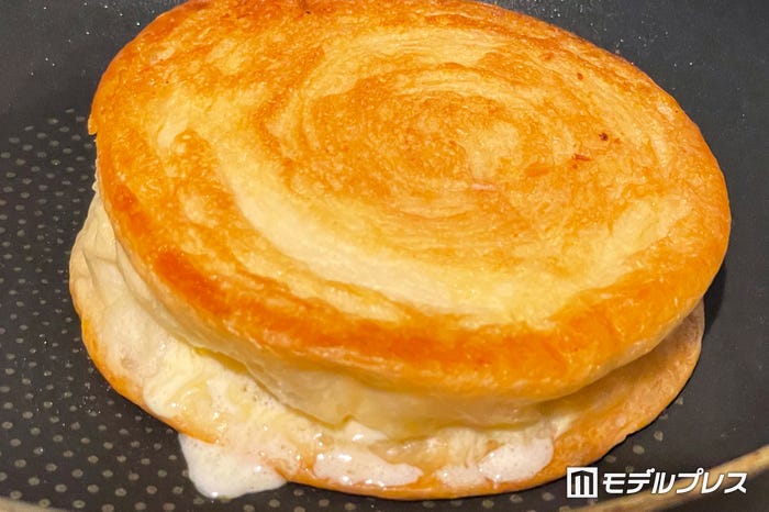 も~っちり食感クロワッサンロール(ダブルカスタード)(C)モデルプレス