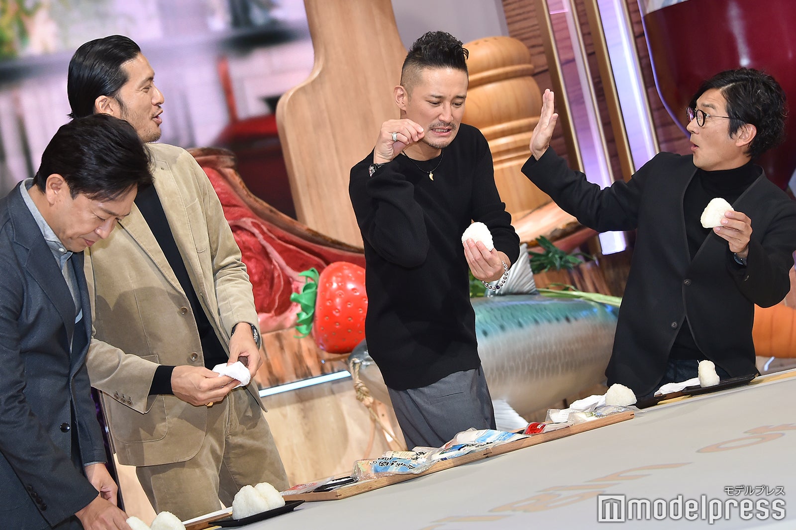 “塩ファサー”を披露する松岡昌宏と大きなリアクションを見せる国分太一 （C）モデルプレス