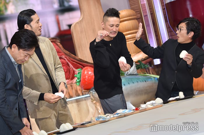 “塩ファサー”を披露する松岡昌宏と大きなリアクションを見せる国分太一 (C)モデルプレス