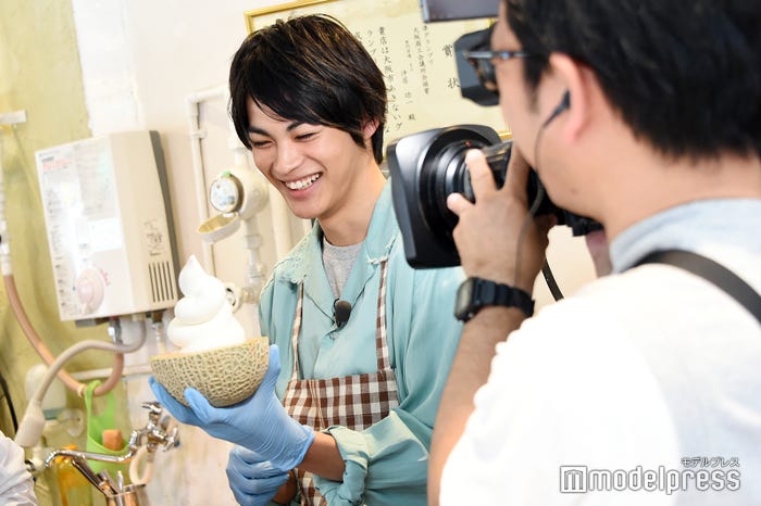ソフトクリームを上手に巻くことに成功し、笑顔の神尾楓珠(C)モデルプレス