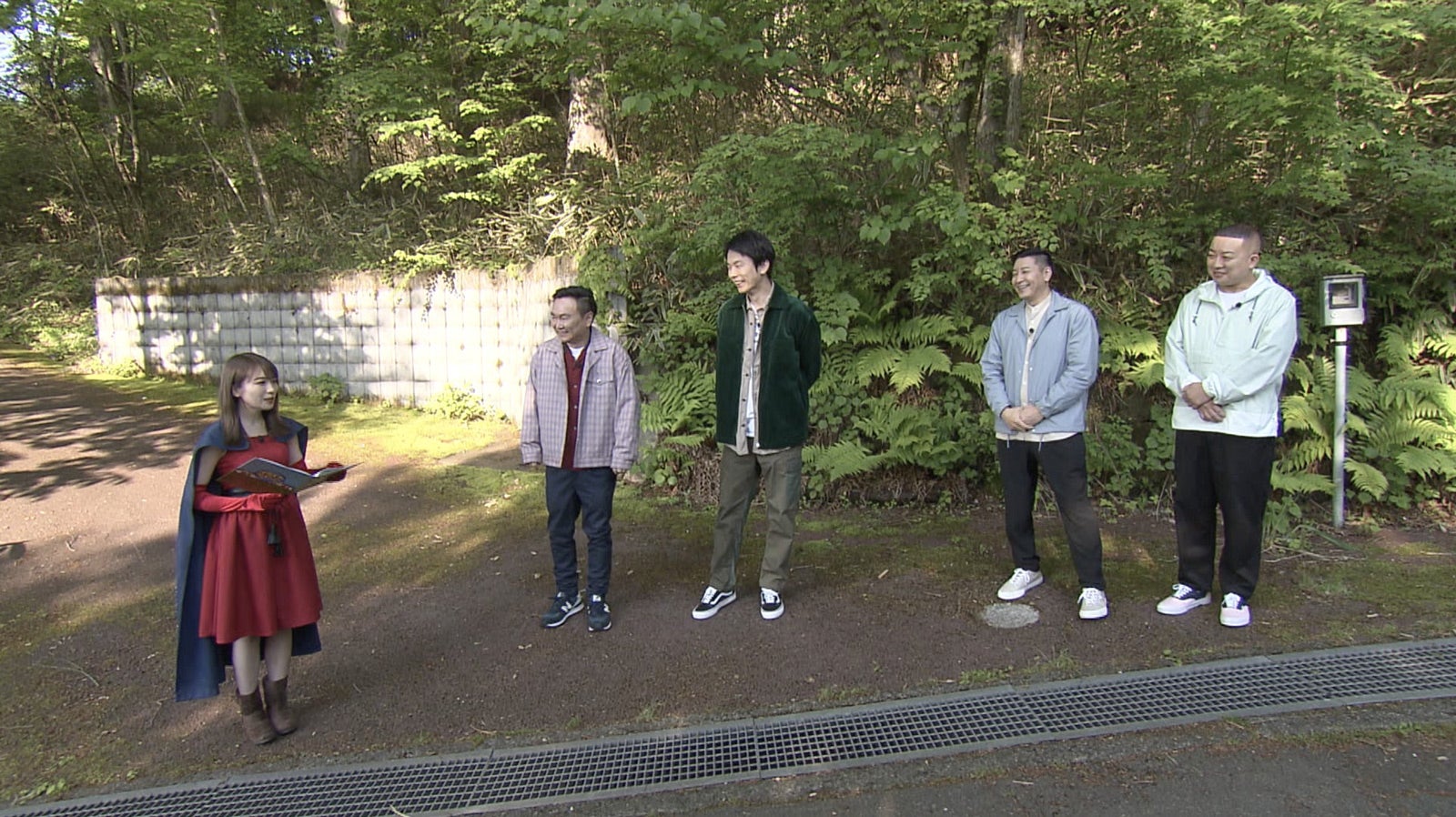 （左から）秋元真夏、かまいたち（山内健司、濱家隆一）、チョコレートプラネット（長田庄平、松尾駿）（C）フジテレビ