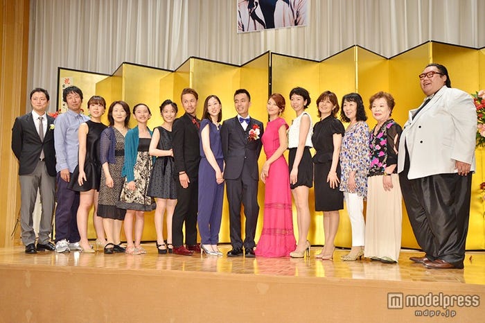 (左から)金子岳憲、黒田大輔、西田麻耶、吉田昌美、池田莉々依、青山美郷、平野勇樹、鮎川桃果、前田司郎氏、田中麗奈、菜葉菜、石野真子、梅沢昌代、伊藤昌子、おむすび