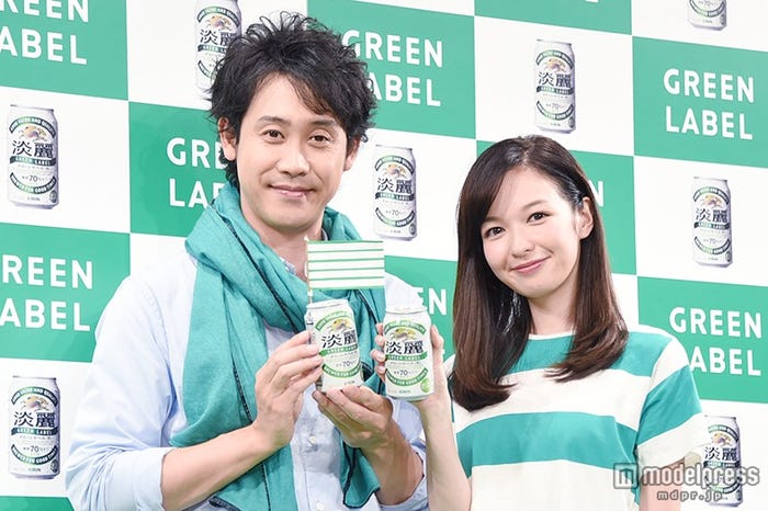 新CM発表会に出席した大泉洋(左)、森絵梨佳(右)