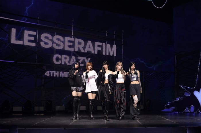 LE SSERAFIM/(左から)HUH YUNJIN、KIM CHAEWON、KAZUHA、SAKURA、HONG EUNCHAE(P)&(C) SOURCE MUSIC