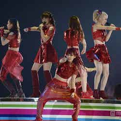 （左から）Shizuka、鷲尾伶菜、MIYUU、Ami／「E-girls LIVE TOUR 2015 “COLORFUL WORLD”」のファイナル公演より