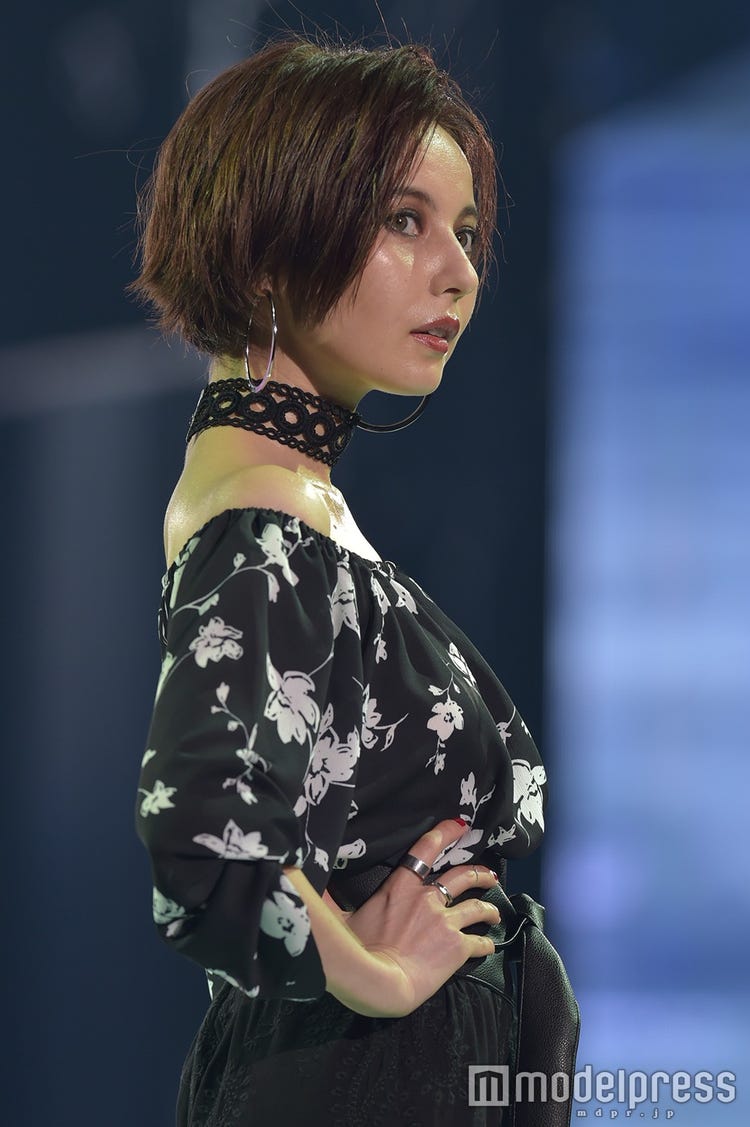 画像6 8 大人セクシーな 新生ベッキー にドキッ 肩 背中を大胆見せ 神コレ17s S モデルプレス 画像6 8 大人セクシーな 新生ベッキー にドキッ 肩 背中を大胆見せ 神コレ17s S モデルプレス
