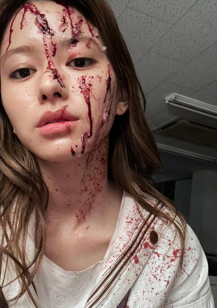 山本舞香“血だらけ”のオフショット公開に反響「痛々しい」