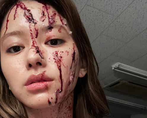 山本舞香“血だらけ”のオフショット公開に反響「痛々しい」