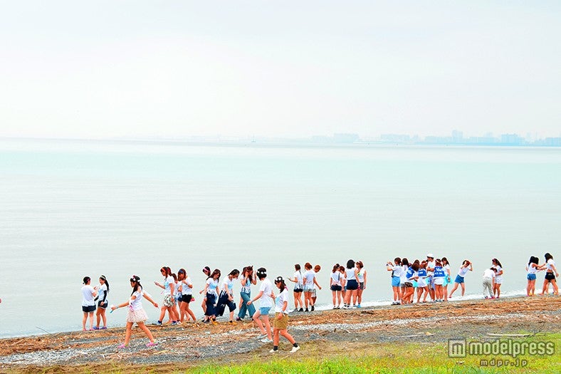 フードエリアのそばには芝生と海が広がっている