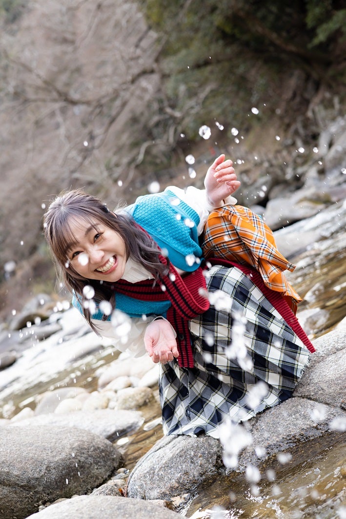 須田亜香里、胸元あらわな純白ランジェリー姿 コケティッシュな雰囲気漂う＜がんこ＞