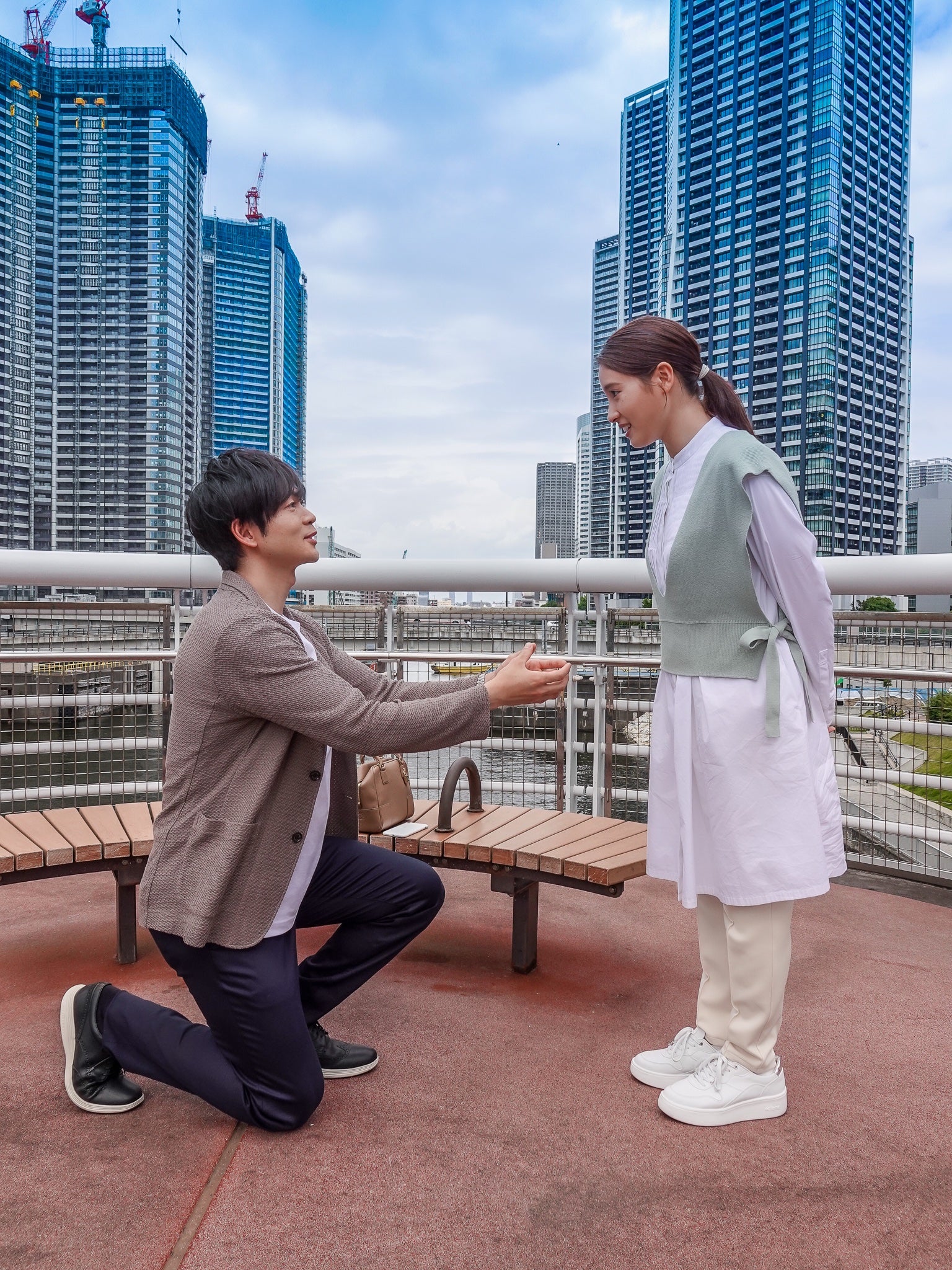 「やんごとなき一族」土屋太鳳＆松下洸平、“プロポーズ”再現ショットが話題「最高」「微笑ましい」