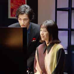 （左から）渡邊圭祐、清野菜名／ショートフィルム「Touching」メイキングカット（提供写真）