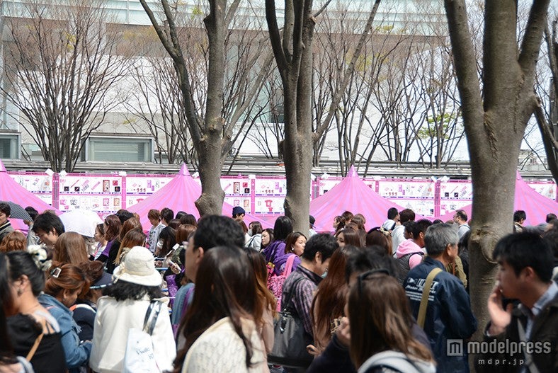 長蛇の列をなし賑わいを見せるグッズブース