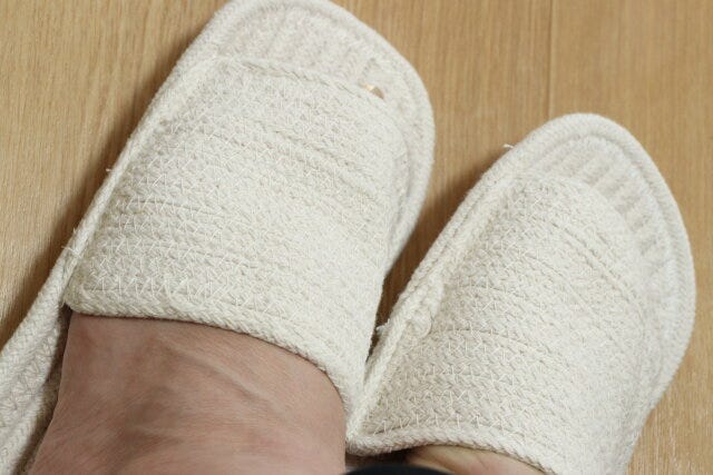 ルームスリッパ（綿混、白、26cm-27cm）　着用