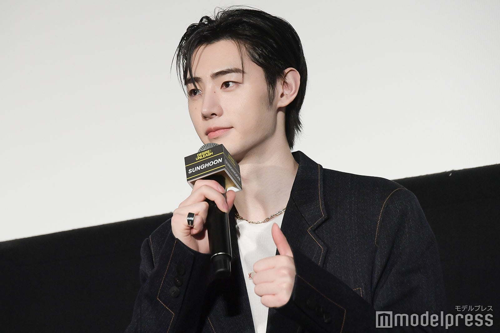 グッドサインを決めるSUNGHOON（ソンフン）（C）モデルプレス