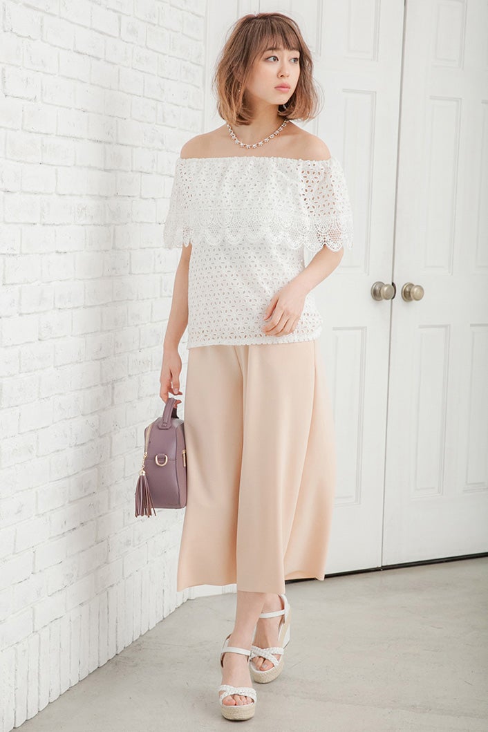 スカラップオフショルチュニック「Rusheria」2,590円(税込)／画像提供：Color